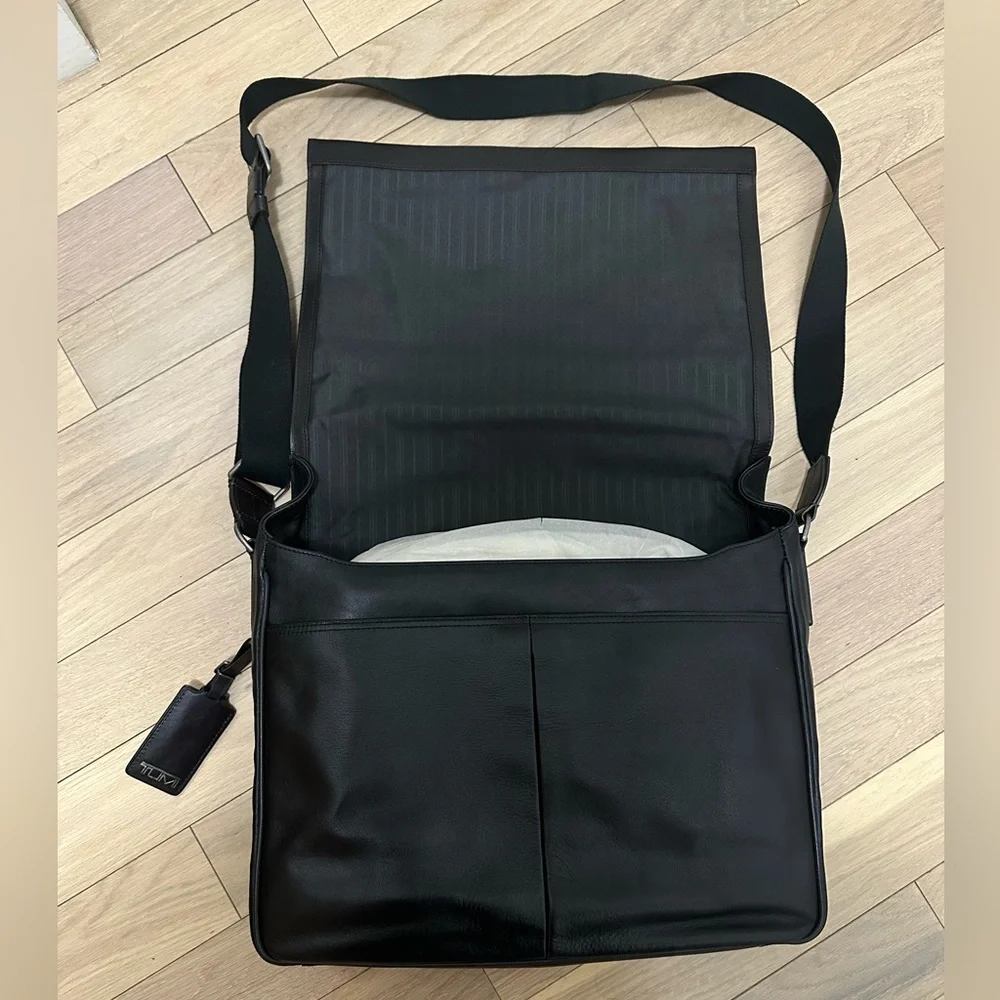 Tumi Arden Leather Messenger Bag – Black – NEVER USED